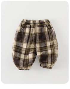 Détail du pantalon vintage à carreaux marron pour enfant avec taille élastique souple