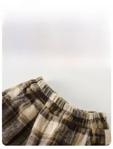 Gros plan sur la taille élastique d'un pantalon décontracté à carreaux pour enfants