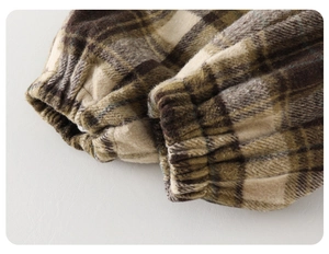 Gros plan détaillé du poignet élastique sur le pantalon à carreaux marron pour enfants