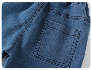 Dettaglio di jeans blu da bambina con tasca posteriore classica ed elastico in vita