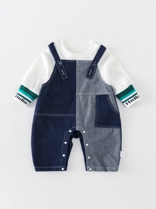 Ensemble salopette en jean pour bébé avec t-shirt blanc à manches longues et patchwork