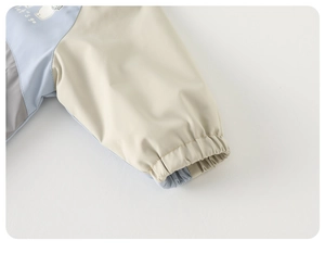 Détail de la manche de veste bébé avec poignets élastiques et imprimé d'ours polaire