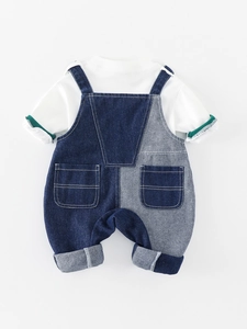 Ensemble salopette en jean souple pour bébé avec t-shirt blanc et pantalon bleu