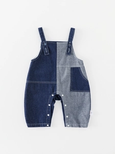 Salopette en jean souple pour bébé avec design patchwork et boutons-pression pratiques