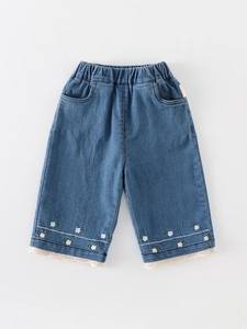 Jeans blu da bambina con ricami floreali e bordo in pizzo delicato sull'orlo