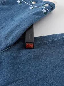 Pantaloni jeans bambina azzurri con pizzo e ricami floreali, senza agenti fluorescenti