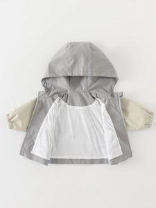 Coupe-vent à capuche pour garçons avec design color-block gris et beige