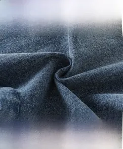 Vue macro du tissu en denim sergé bleu foncé haute densité montrant la texture et douceur