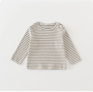 Détail d'un t-shirt à manches longues rayé pour bébé avec boutons-pression
