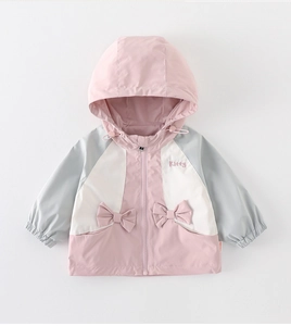 Dettaglio della giacca a vento rosa per bambina con tasche a fiocco e ricamo Kitty