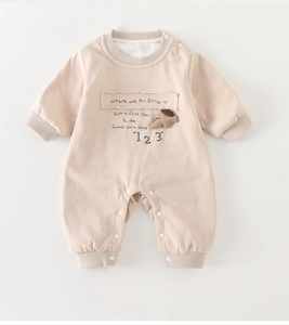Detailaufnahme Baby-Strampler mit Rippbündchen und Druckknöpfen am Halsausschnitt