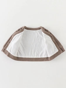 Cardigan marrone in maglia a nido d'ape per neonati con fodera in cotone bianco, vista piatta