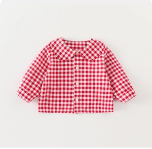 Détail d'une chemise à carreaux vichy rouge pour bébé fille avec étiquette taille 73