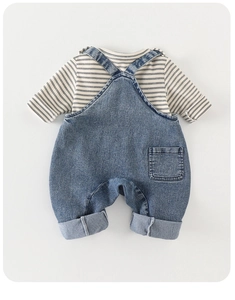 Vue à plat d'un haut bébé à rayures et d'une salopette en jean bleu avec poche arrière