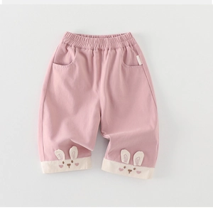Detail von rosa Mädchenhose aus Baumwolle mit elastischem Bund und Hasenohren-Stickerei