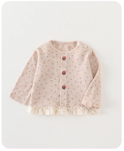 Détail du cardigan à fleurs pour bébé avec bordure dentelle et boutons de fleurs 3D
