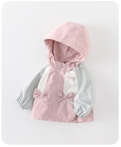 Dettaglio della giacca a vento rosa e grigia da bambina con scritta Kitty e fiocco