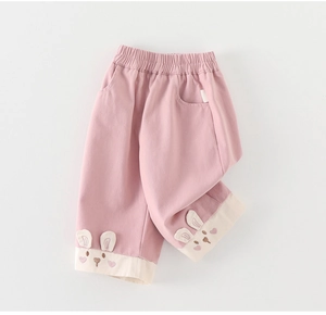 Detail der rosa Baumwollhose für Mädchen mit süßen 3D-Hasenohren und weißen Patchwork-Säumen