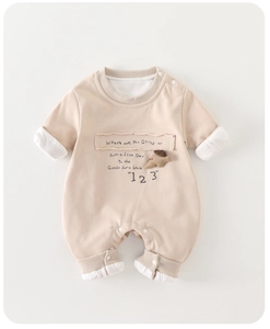 Nahaufnahme von Baby-Langarm-Strampler mit niedlichem Igel-Patch und Druckknopfverschluss