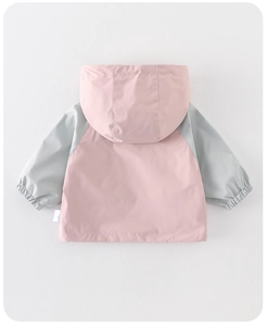 Vista posteriore della giacca a vento con cappuccio da bambina in rosa e grigio con polsini