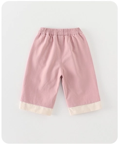 Detailansicht der rosa weiten Baumwollhose für Mädchen mit Gummizug und Kontrastsaum