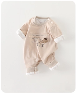 Detailansicht eines Baby-Stramplers mit Druckknöpfen, Rippbündchen und süßer Tierfigur