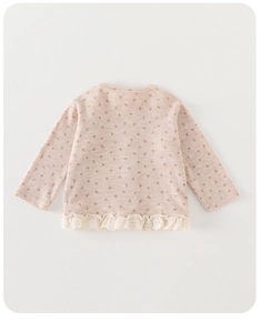Détail du cardigan en tricot rose pour filles avec fleurs et ourlet en dentelle blanche