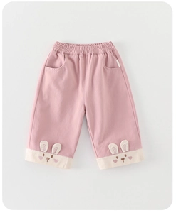 Detailansicht der rosa Baumwollhose für Mädchen mit elastischem Bund und Hasenstickerei