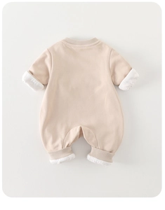 Detailansicht eines beigen Baby-Stramplers mit Rippbündchen und weißem Innenfutter