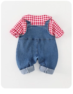 Vue à plat d'un ensemble chemise à carreaux rouge et salopette en jean pour bébé fille