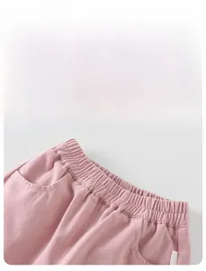 Detailansicht der rosa Baumwollhose für Kleinkinder mit elastischem Bund und Taschen