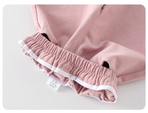 Detailansicht der rosa Mädchenhose aus Baumwolle mit elastischem Bund und weißer Paspel