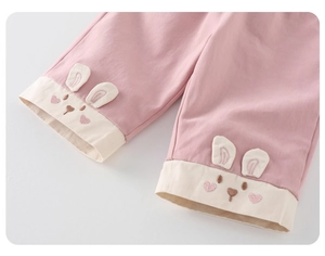 Detailaufnahme der Mädchenhose aus Baumwolle mit 3D-Hasenohren und Herzstickerei in Rosa