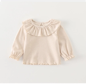 Detailansicht der cremefarbenen Baby-Langarmshirts mit Rüschen und Rückknopfverschluss