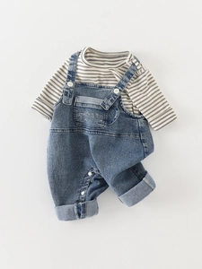 Ensemble salopette en jean pour enfant avec t-shirt rayé et broderie sur la poche