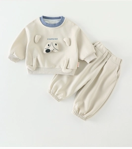 Nahaufnahme von Baby Beige Baumwoll-Sweatshirt mit 3D-Hund und blauem Rippstrick-Ausschnitt
