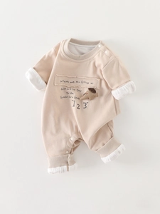 Baby Langarm-Strampler in Beige mit Stickerei und gewellten Bündchen für den Frühling