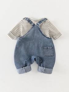 Ensemble bébé avec t-shirt à rayures et salopette en jean bleu de style décontracté
