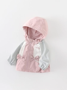 Giacca a vento con cappuccio per bambina con patchwork rosa e fiocchi 3D decorativi