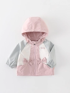 Giacca a vento rosa e bianca per bambina con cappuccio e tasche con fiocchi