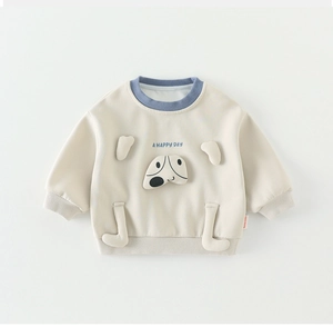 Detailansicht des Baby-Sweatshirts mit 3D-Hundemuster und weichem Baumwollstoff