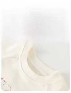 Dettaglio del girocollo a costine di questa t-shirt a maniche lunghe in cotone per bambini