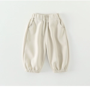 Detail der Baby-Jogginghose in Off-White aus Baumwolle mit elastischem Bund und Bündchen