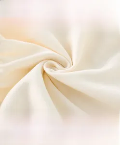 Gros plan du tissu en coton crème respirant et doux pour sweat-shirts de petites filles