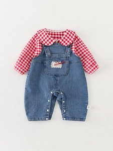 Ensemble salopette en jean pour bébé avec chemise à carreaux rouges et patch de noël