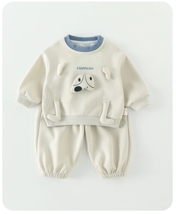 Detail von Baby-Zweiteiler-Trainingsanzug mit süßem 3D-Hundedesign und weichem Stoff