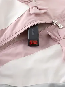 Giacca bimba rosa e bianco con fiocco e zip, visualizzando test di sicurezza del tessuto