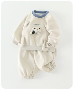 Detailaufnahme Baby-Sweatshirt mit blauem Rippstrickkragen und 3D-Hunde-Stickerei