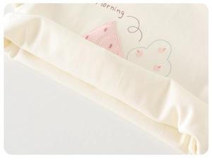 Dettaglio maglietta in cotone per neonati con toppa a quadri rosa e stampa Morning