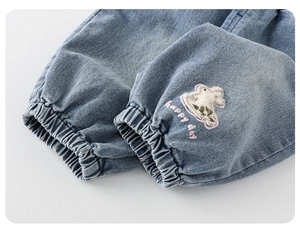 Détail du jogging en jean bleu pour filles avec broderie lapin blanc et texte happy day